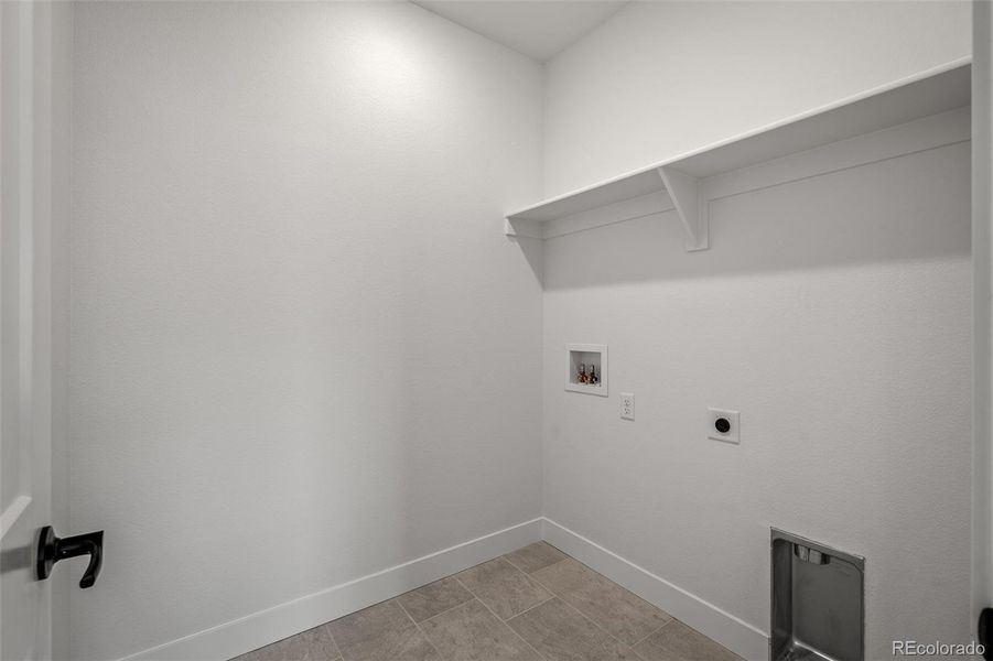 Spacious, unfurnished interior of a new home in Trailside at Cottonwood Creek, Colorado Springs (Image 33).