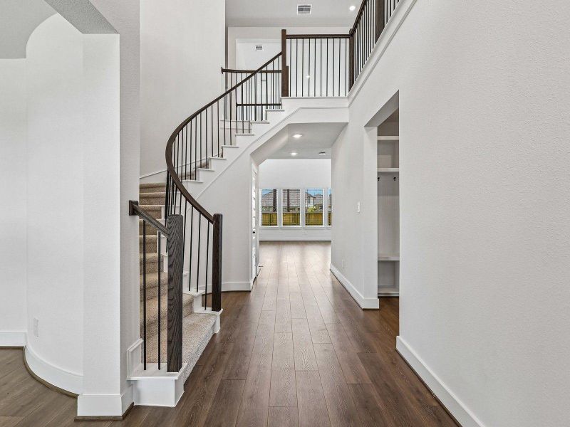 Spacious, unfurnished interior of a new home in Kingdom Heights, Rosenberg (Image 37).