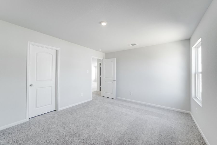 Spacious, unfurnished interior of a new home in Shirey Forest - Branches, Lufkin (Image 10).
