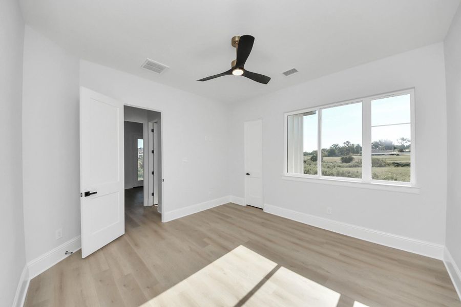 Secondary bedroom with entry to hallway. Secondary bedroom with entry to hallway.