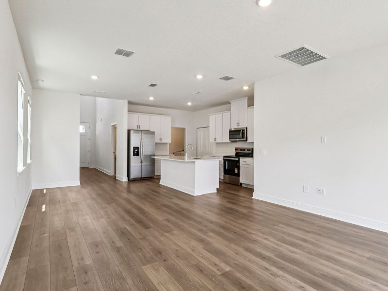 Spacious, unfurnished interior of a new home in Cyrene at Minneola, Minneola (Image 7).