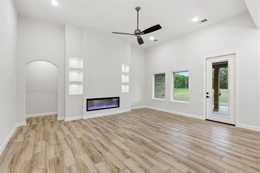 Spacious, unfurnished interior of a new home in , Weatherford (Image 27).