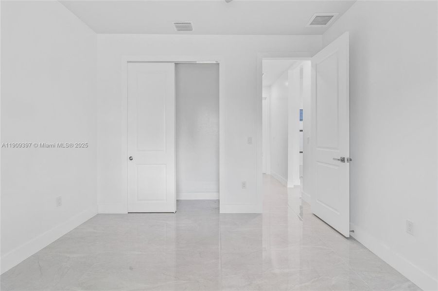 Spacious, unfurnished interior of a new home in , Lehigh Acres (Image 19).