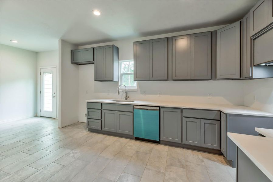 GREAT KITCHEN, QUARTZ COUNTER TOPS, NEW RANGE AND DISHWASHER, 42 INCH CABINETS,FOOD PANTRY