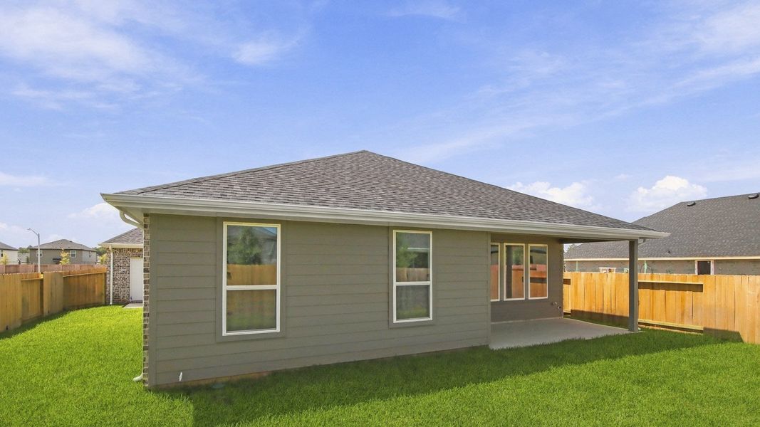 Exterior details and patio area of a home in Silverthorne, Conroe (Image 4).