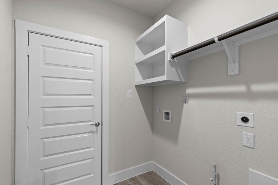 Spacious, unfurnished interior of a new home in Barton Creek Ranch, Conroe (Image 12).