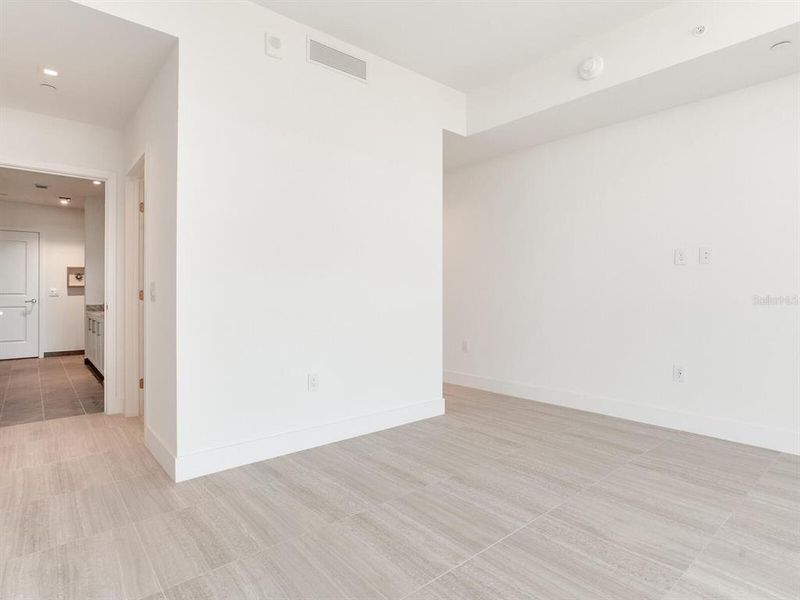 Spacious, unfurnished interior of a new home in , Tampa (Image 64).