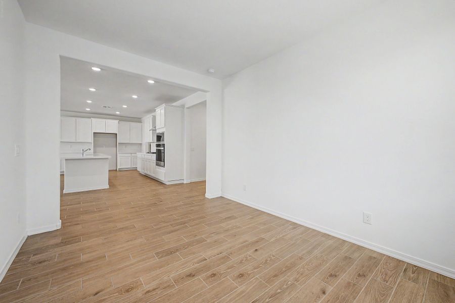 Spacious, unfurnished interior of a new home in Las Ventanas, Goodyear (Image 7).