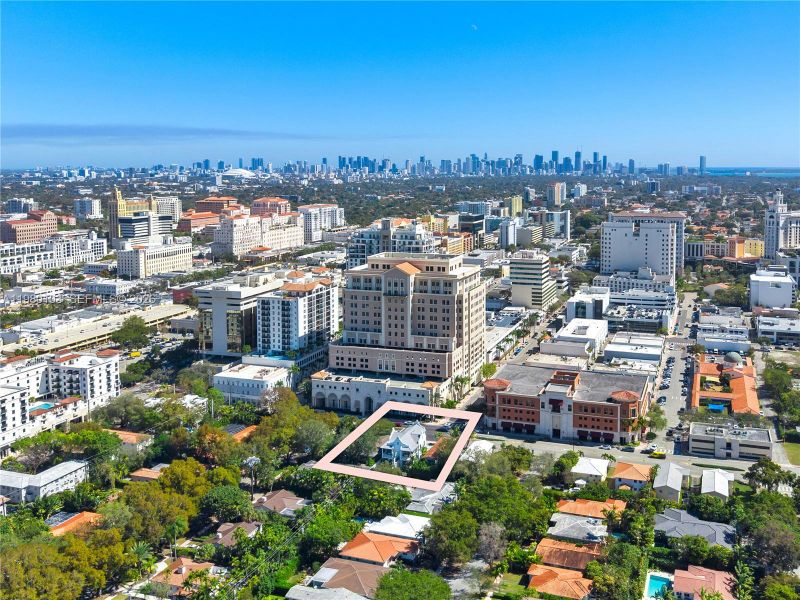 Condo located in Coral Gables, FL showcasing its design and architecture (Image 6).
