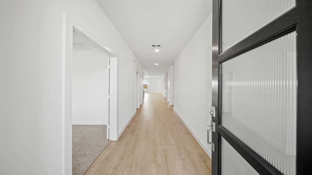 Spacious, unfurnished interior of a new home in Riverside Estates, Mont Belvieu (Image 13).