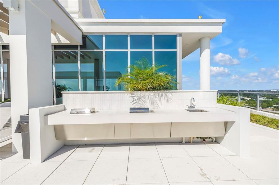 Exterior details and patio area of a home in , St. Petersburg (Image 22).