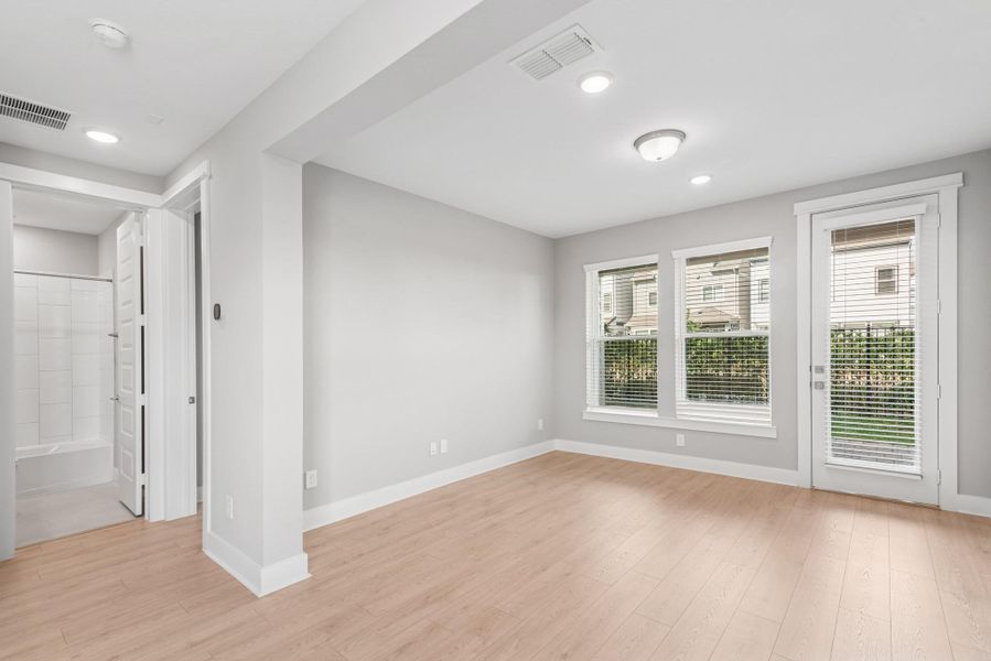 Spacious, unfurnished interior of a new home in Retreat at Oak Park, Houston (Image 30).