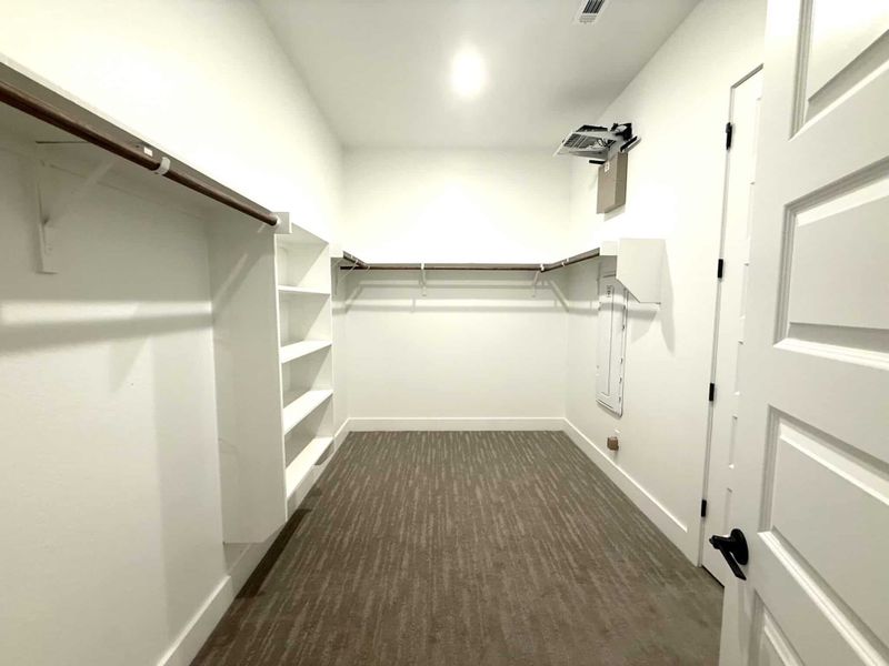 Spacious, unfurnished interior of a new home in Parmer Ranch, Georgetown (Image 23).