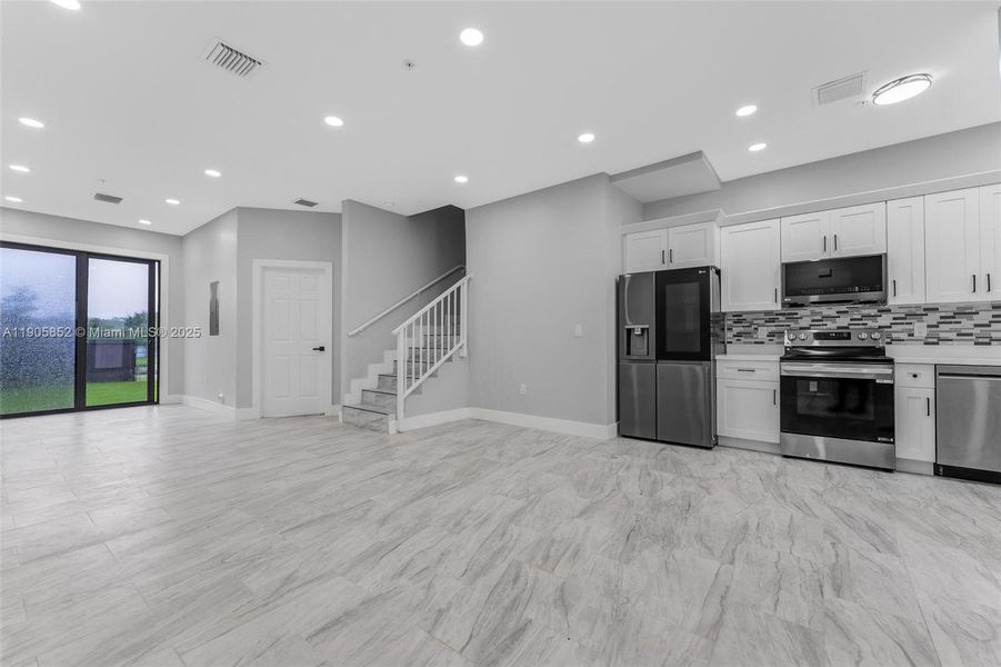 Spacious, unfurnished interior of a new home in , Miami (Image 67).