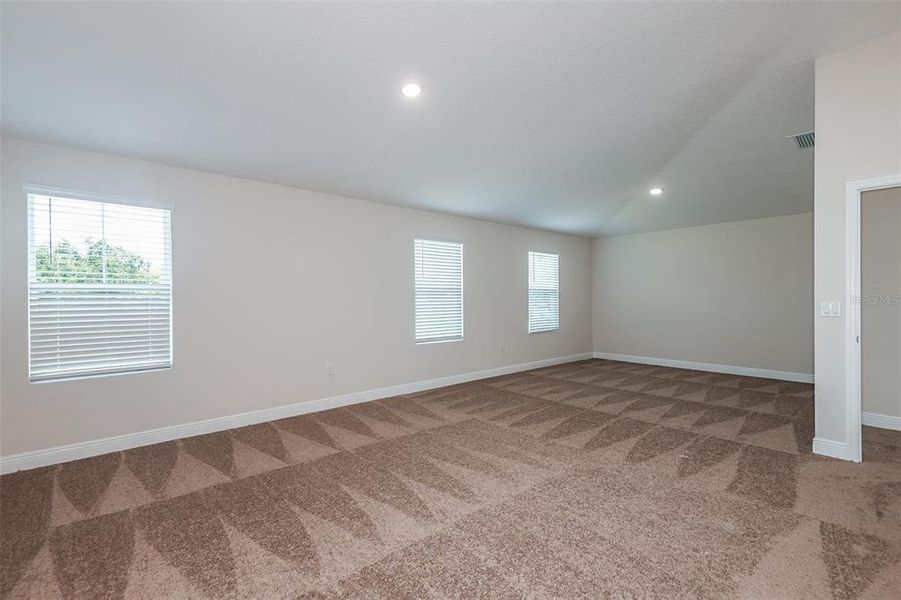Spacious, unfurnished interior of a new home in Pasadena Landing, Wesley Chapel (Image 19).