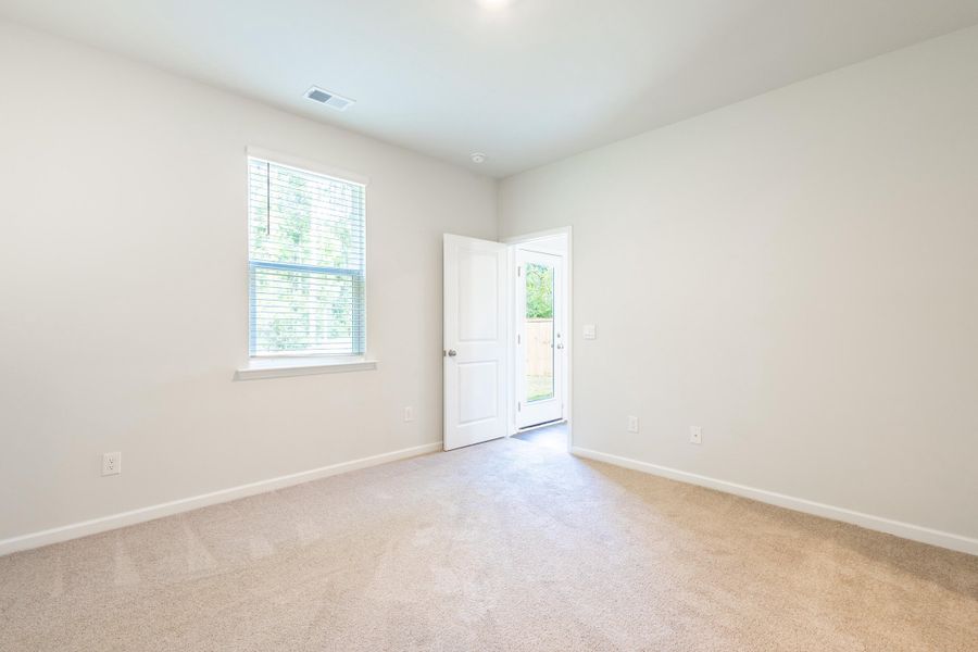 Spacious, unfurnished interior of a new home in , Summerville (Image 7).