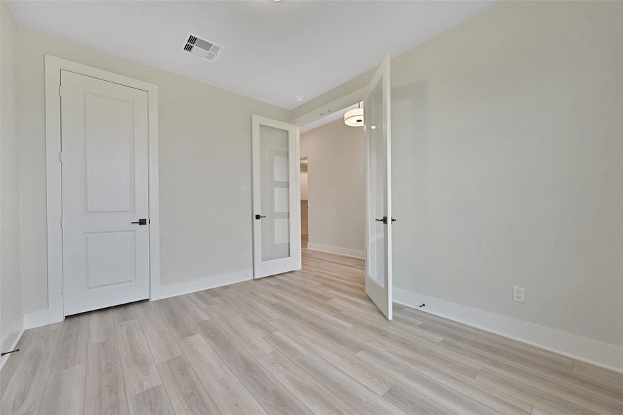 Spacious, unfurnished interior of a new home in Lago Mar, Texas City (Image 26).