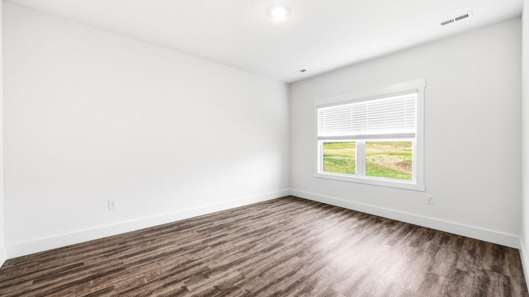 Spacious, unfurnished interior of a new home in Saint Andrews Garth, Kingsport (Image 19).