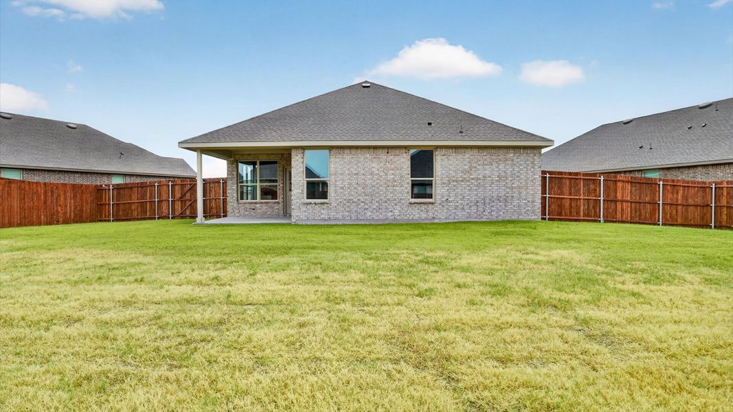 Exterior details and patio area of a home in Saratoga, Granbury (Image 16).