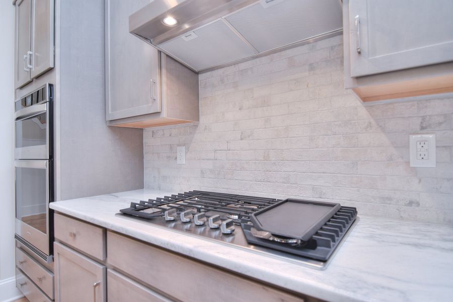 Representative interior finishes for a home built from the St Andrews by Greybrook Homes in Edmunds Farm, Clover (Image 15).