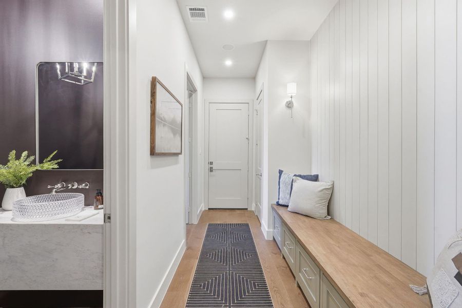 A custom built-in bench withstorage sets the tone in thispolished mud area, with a halfbath just off to the left foreffortless day-to-dayconvenience.