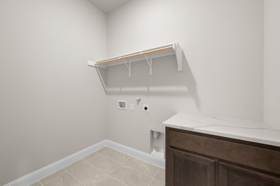 Spacious, unfurnished interior of a new home in Myrtle Creek, Waxahachie (Image 26).