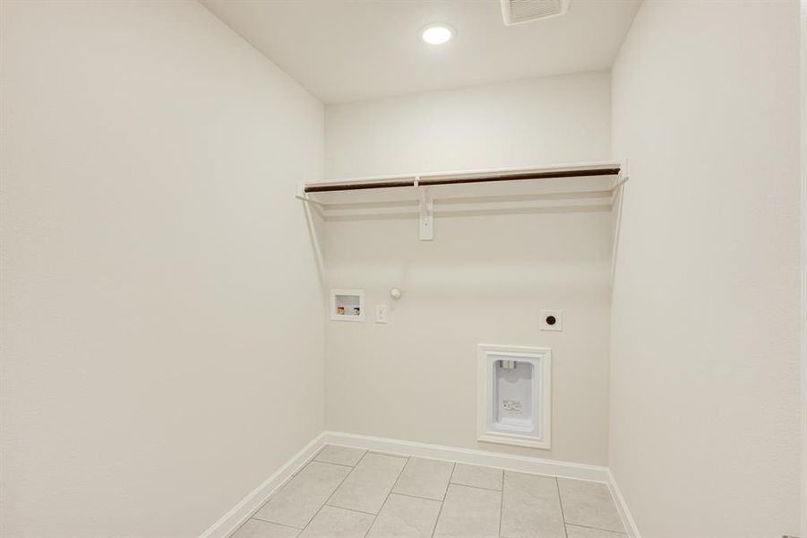 Furnished interior view inside a new home in East Oak Creek Elements, Commerce (Image 23).