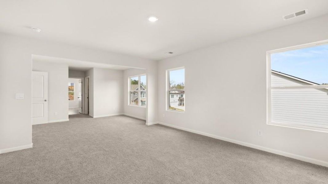 Spacious, unfurnished interior of a new home in Thompson Ridge, Dallas (Image 26).