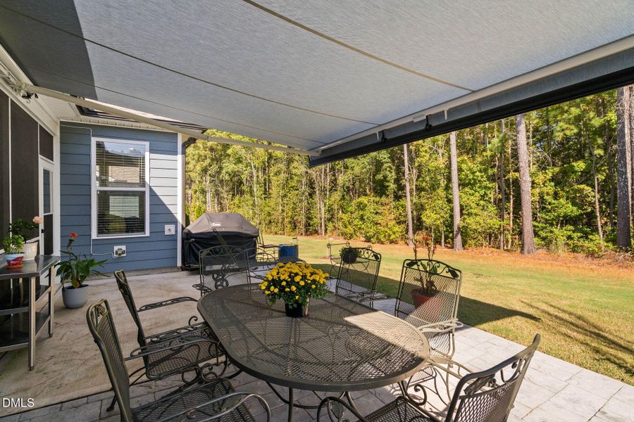 Patio w/Awning Patio w/Awning