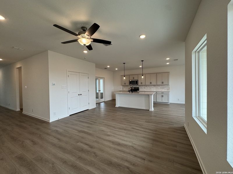 Spacious, unfurnished interior of a new home in Hennersby Hollow, San Antonio (Image 22).