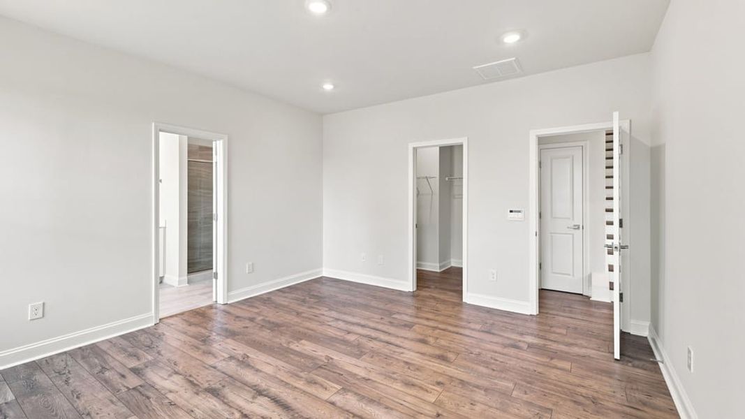 Spacious, unfurnished interior of a new home in Shadowood, Seneca (Image 29).