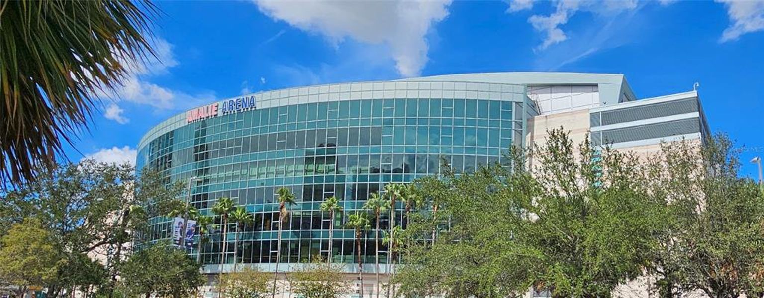 Condo located in Tampa, FL showcasing its design and architecture (Image 5).