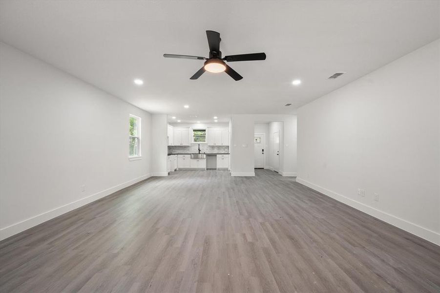 Spacious, unfurnished interior of a new home in , Tool (Image 24).