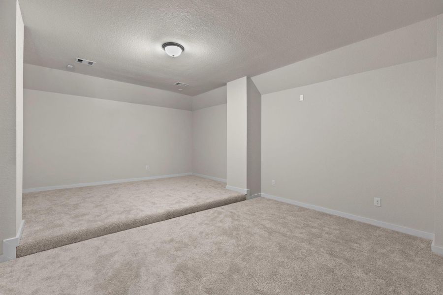 Spacious, unfurnished interior of a new home in Barton Creek Ranch, Conroe (Image 19).