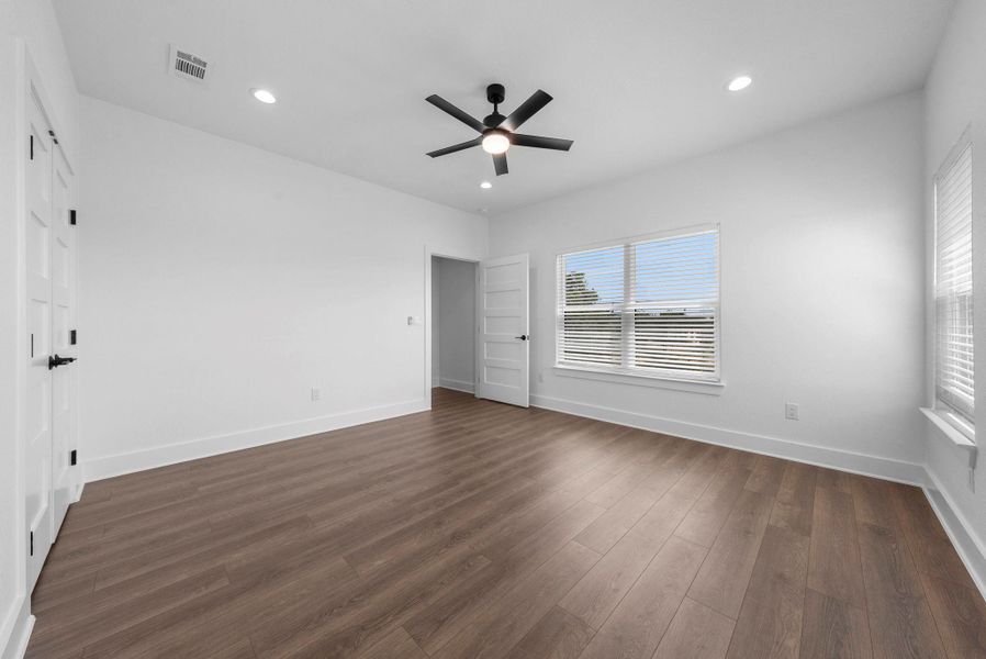 Spacious, unfurnished interior of a new home in , Granite Shoals (Image 18).