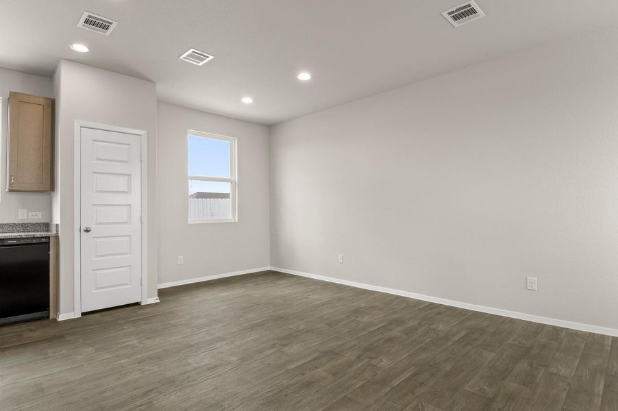 Spacious, unfurnished interior of a new home in Harvest Ridge, Elgin (Image 23).