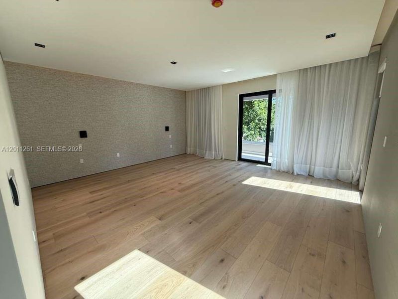 Spacious, unfurnished interior of a new home in , Miami (Image 21).