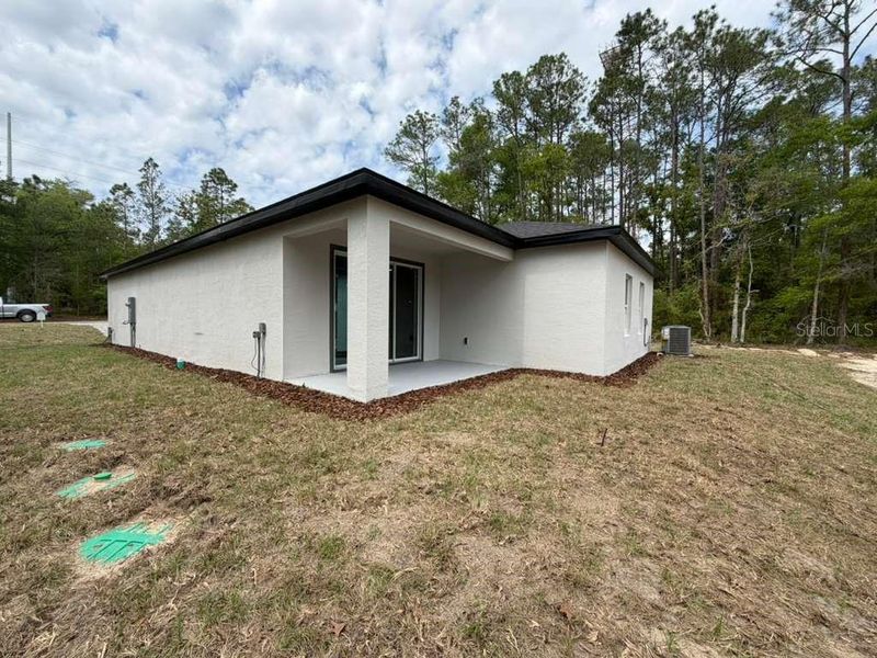 Exterior details and patio area of a home in , Dunnellon (Image 23).