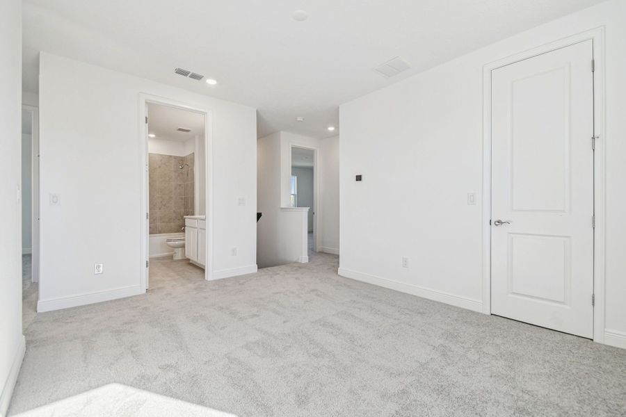 Representative unfurnished interior of a home built from the 50 ' - Saratoga by William Ryan Homes in Tamarack at Two Rivers, Zephyrhills (Image 58).