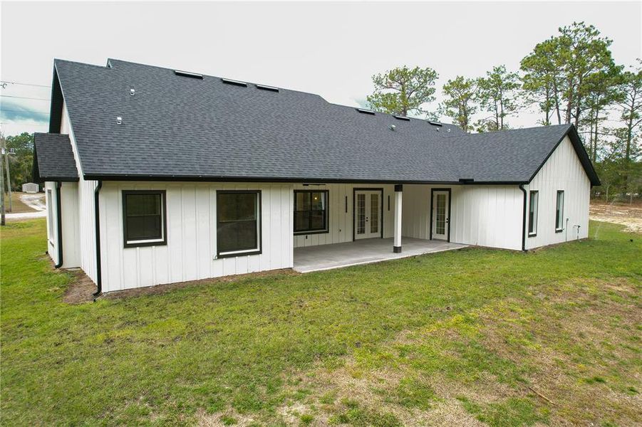 Exterior details and patio area of a home in , Dunnellon (Image 37).
