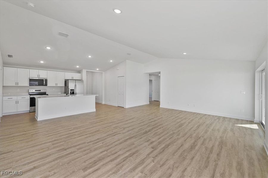 Spacious, unfurnished interior of a new home in Cape Coral, Cape Coral (Image 14).