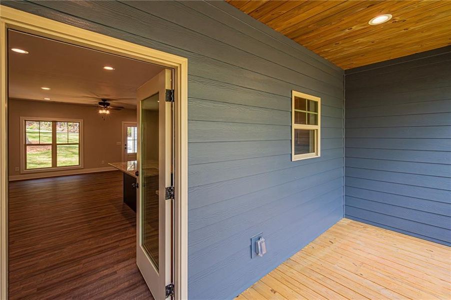Exterior details and patio area of a home in , Murrayville (Image 44).