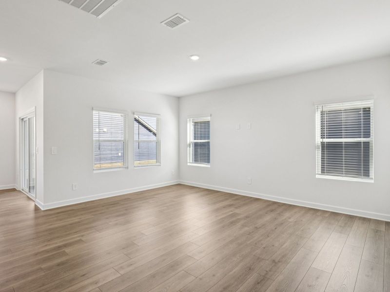 Spacious, unfurnished interior of a new home in Brighton Springs, York (Image 10).