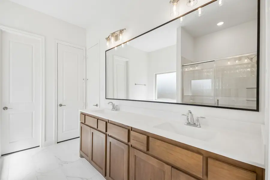 Furnished interior view inside a new home in Sheppard's Place, Waxahachie (Image 10).