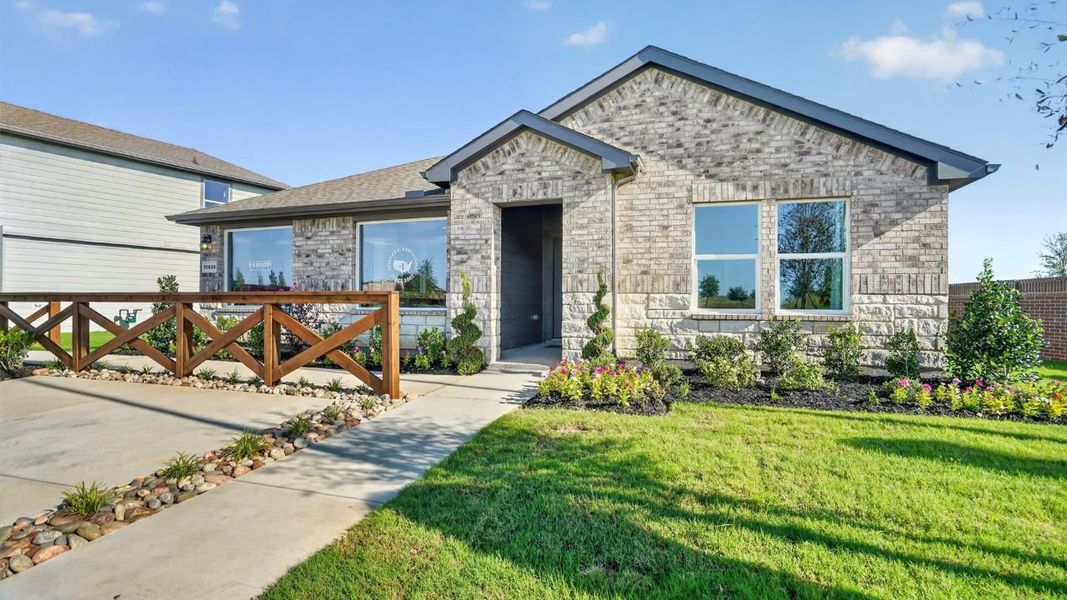 Representative exterior photo of a completed home built from the Justin by D.R. Horton in Rock Creek West, Fort Worth, TX (Image 2).