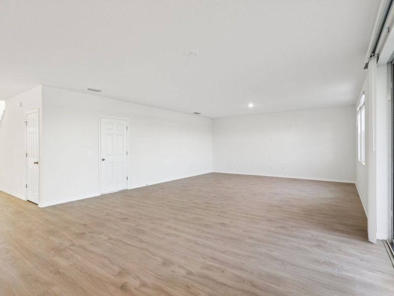 Spacious, unfurnished interior of a new home in Hamilton Bluff - Signature Series, Haines City (Image 6).