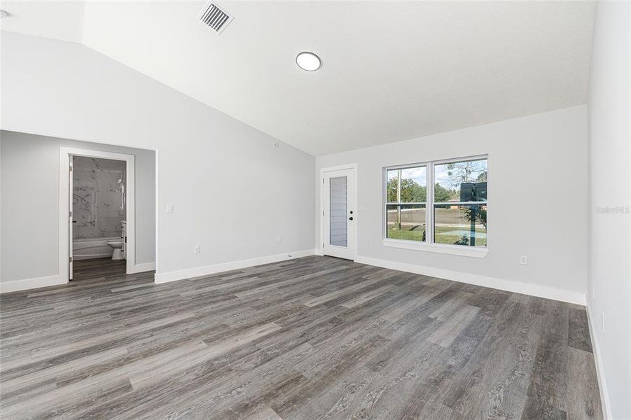Spacious, unfurnished interior of a new home in , Dunnellon (Image 15).