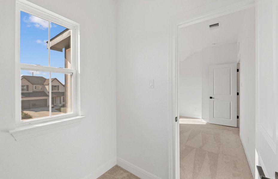 Spacious, unfurnished interior of a new home in Horizon Lake, Leander (Image 57).