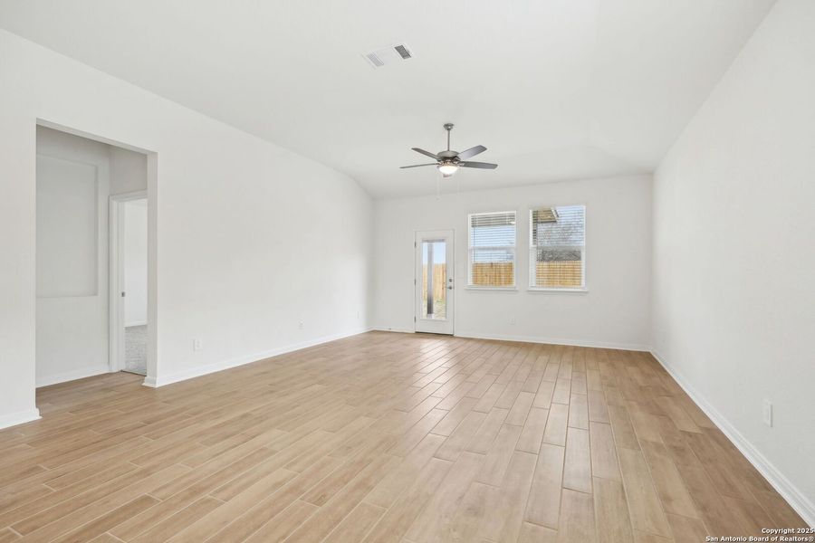 Spacious, unfurnished interior of a new home in Carmel Ranch, Schertz (Image 54).