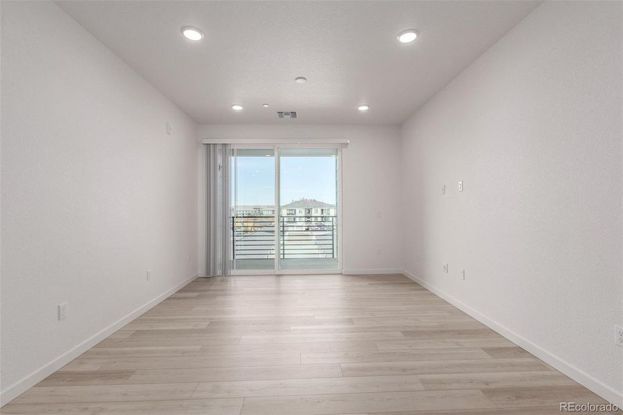 Spacious, unfurnished interior of a new home in Gateway Commons, Denver (Image 9).